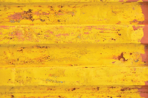Žluté moře nákladní kontejner pozadí, rusty vlnitý vzor, červený nátěr, horizontální zrezivělý podrobné ocelové textury, detail výstřední barvy na kov crakcked, starého věku zvětralé texturou rezavé kovové grunge kopie prostoru closeup — Stock fotografie