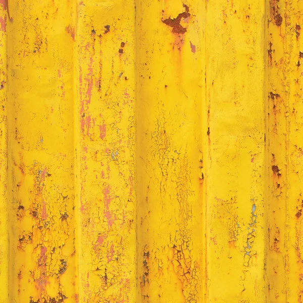 Fond jaune de conteneur de fret maritime, motif ondulé rouillé, revêtement d'apprêt rouge, texture verticale en acier rouillé détaillé, détail de peinture métallique grunge fissuré, vieux vieillissement rouille texturée métallique espace de copie grunge gros plan — Photo