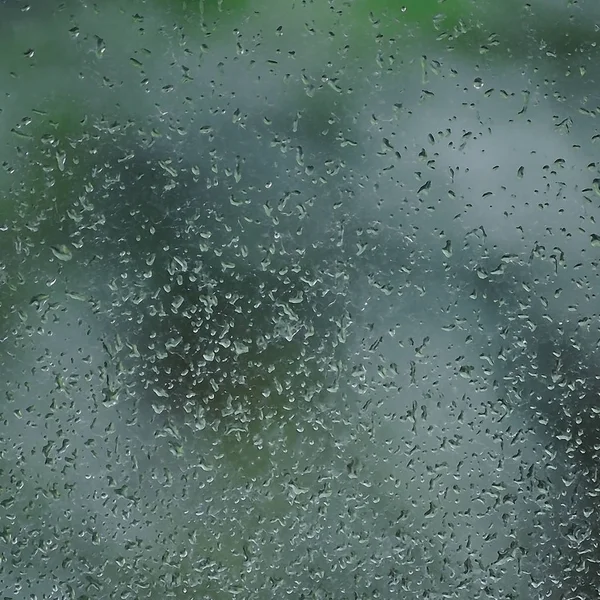 Dia chuvoso, gotas de chuva no vidro da janela molhada, vertical abstrato brilhante chuva detalhes padrão de fundo de água, macro closeup, verde detalhado, azul, escuro vívidas gotas de água cinza, bokeh suave, pluvial conceito de estação de chuvas — Fotografia de Stock