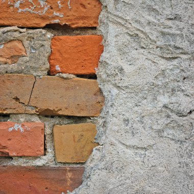 Kırmızı tuğla duvarın arka plan closeup, kırık harap sıva, dikey sıvalı grunge gri bej stonewall kireçtaşı model, eski yaşlı yıpranmış gri Kireç sıva doku, doğal aşınmış dokulu kırmızımsı vintage, kaba rustik tuğla tuğla