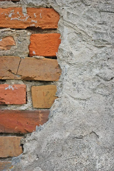 Red bricks stone wall background closeup, cracked ruined stucco, vertical plastered grunge grey beige stonewall limestone pattern, old aged weathered gray lime plaster texture, natural grungy textured reddish vintage, rough rustic brick brickwork — Stock Photo, Image