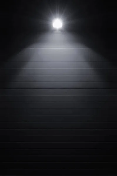 Jasně zářící Lucerna lampu osvětlení záře stíny v noci, rustikální texturou průmyslových staveb Nástěnné panely strukturovaného vzoru, velké podrobně vertikální closeup, kopírovat pozadí vesmíru, tmavě šedé černé klíče opuštěné scéna — Stock fotografie