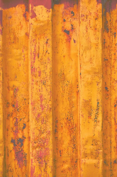 Žlutá grunge moře nákladní kontejner pozadí, tmavě rezavé vlnitý vzor, červený nátěr, vertikální zrezivělý podrobné ocelové textury, detail výstřední barvy na kov crakcked, starého věku zvětralé texturou rezavé kovové kopie prostoru detailní — Stock fotografie