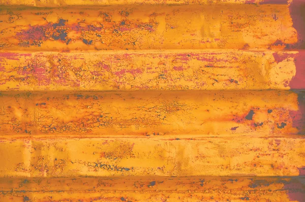 黄色グランジ海貨物コンテナーの背景、暗いさびた段パターン、赤いプライマー、錆水平詳細鋼テクスチャ、crakcked 汚れた金属塗料の詳細、古い高齢者風化テクスチャ錆金属コピー領域のクローズ アップ — ストック写真