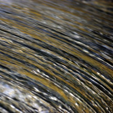 Sel akış su basamaklı şelale su sıçramalarına arka plan, büyük detaylı yatay closeup, parlak mavi, altın, sarı, denizde yeşil pastel renkler, bulanık hareket damla doku deseninin, yumuşak dokulu bokeh