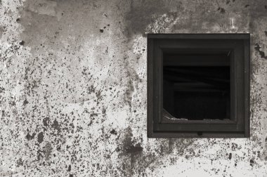 Eski yaşlı paslı gri siyah beyaz Baraka Kulübe duvar boyası, kırık pencere cam ahşap çerçeve, yıpranmış eski paslı çelik kirli gri boyalı metal doku, büyük detaylı yatay kopya alan arka plan closeup, grunge pas kir detail desenini, suç