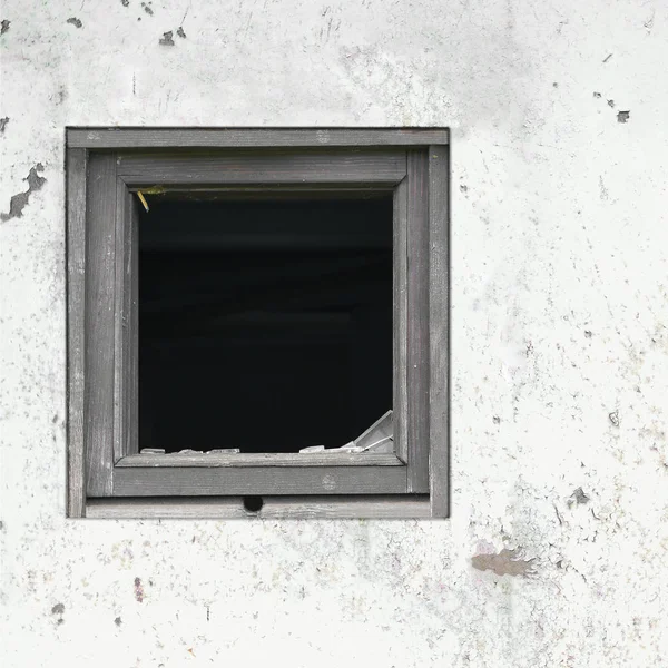 老年生锈的灰白色小屋墙漆 碎窗玻璃木框架 风化蹩脚生锈的钢肮脏的灰色彩绘金属纹理 大详细的水平拷贝空间背景特写 垃圾铁锈污垢细节模式 — 图库照片