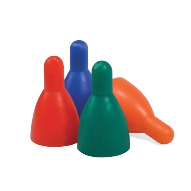 Masa oyunu piyon rakamlar renkli, büyük detaylı dikey izole figürler makro closeup, plastik yılanlar ve merdivenler aka sirk Oyun taşlarını, kırmızı, yeşil, mavi, turuncu piyon grubu, rekabet metafor kavramı