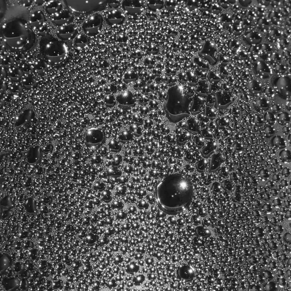 Naturligt mörkt silvrigt svart vatten dagg droppar konsistens makro bakgrund, vertikal struktur våt ånga bubbla stänk mönster kopia utrymme, silver blank droppe detalj, stora detaljerade droppe närbild, mjuka droppar bokeh — Stockfoto