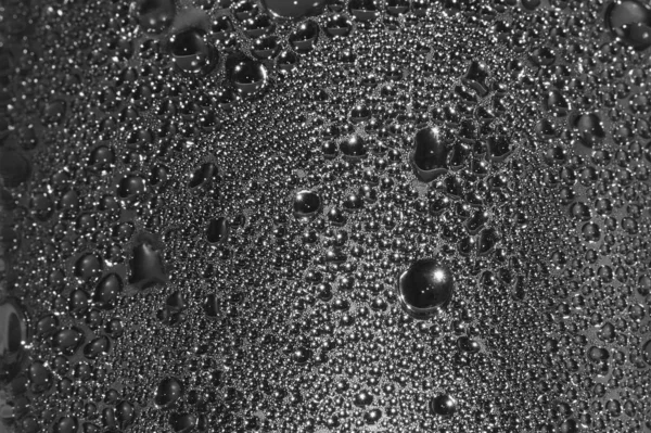 Natuurlijke donkere zilverkleurige zwarte water dauw druppels textuur macro achtergrond, horizontale textuur natte dampbel spatten patroon kopieerruimte, zilver glanzende druppel detail, grote gedetailleerde druppel close-up, zachte druppels bokeh — Stockfoto