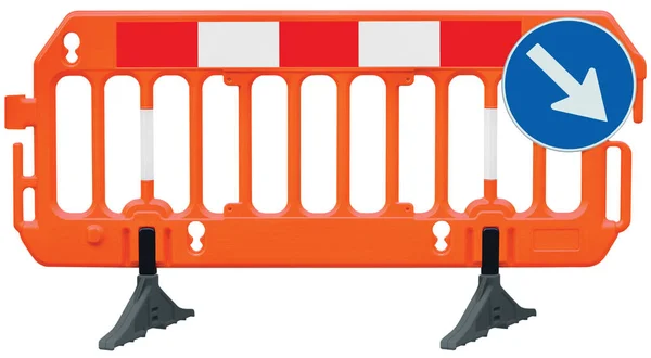 绕行道路围栏路障、橙色红白相间的信号灯、强制性的右路标、无缝隔离特写、横向交通安全栏杆警告标志、大型详细的临时通道改道 — 图库照片