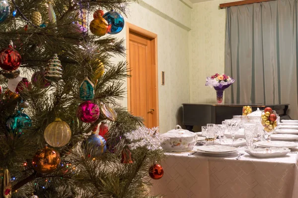 Woonkamer interieur met mooi versierde kerstboom, feestelijke tafel en vintage piano. Concept van het nieuwe jaar vakantie gezellig thuis — Stockfoto