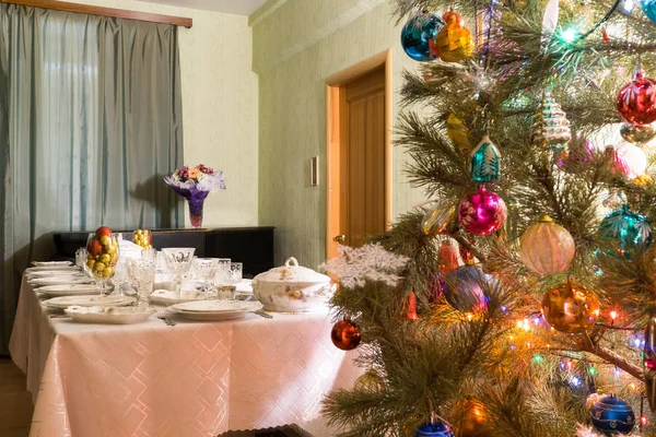 Interior da sala de estar com bela árvore de Natal decorada, mesa festiva e piano vintage. Conceito de feriado de ano novo em casa acolhedora — Fotografia de Stock