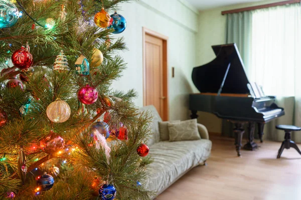 Piękna Świąteczna ozdobione choinki w wnętrz pokój dzienny z sofą, fortepian i okna. Koncepcja nowego roku wakacje w przytulnym domu — Zdjęcie stockowe