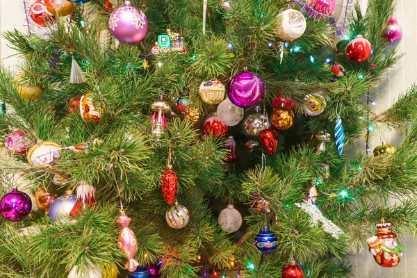 Fragment duży zielony świąteczne choinki ozdobione wiele kolorowych zabawek. Piękny nowy rok tło — Zdjęcie stockowe