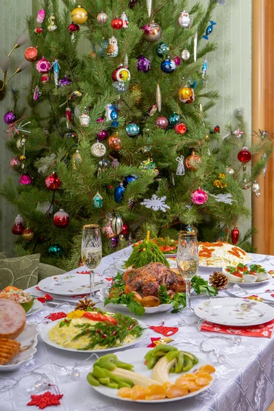 Natal festivo servido mesa contra belo pinheiro verde decorado com muitos brinquedos coloridos ano novo. Jantar de Natal, comida deliciosa, peru de Natal. Férias de inverno celebração em casa aconchegante — Fotografia de Stock