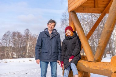 Baba ve kızı kışın kırsalda hafta sonu geçiriyorlar. Yakışıklı, orta yaşlı bir adam ve güzel genç bir bayan karla kaplı bir araziyle ahşap bir ağacın yanında dikiliyorlar. İnsanlar dışarıda.