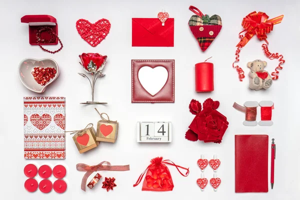 Stilvolle Accessoires, Dekorationsartikel und Miniaturspielzeug in roter Farbe auf weißem Hintergrund. Kalenderdatum 14. Februar, Grußkarte zum Valentinstag. Liebe und Romantik. Kopierraum, Attrappe — Stockfoto