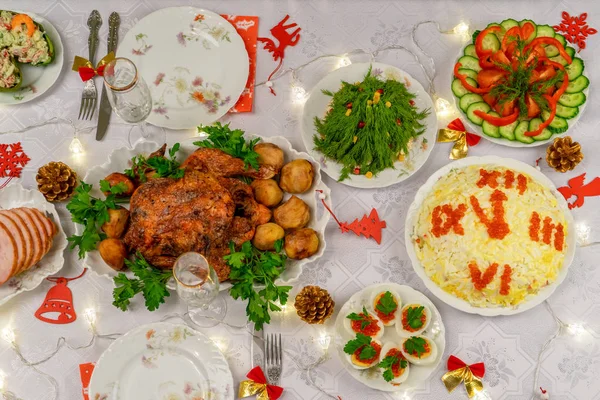 Festliche Weihnachtstafel mit leckeren Speisen und Dekorationsartikeln. Abendessen zur Neujahrsparty, Weihnachtstruthahn. Winterferienfeier im gemütlichen Heim. Ansicht von oben — Stockfoto
