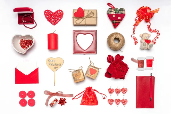 Stilvolle Accessoires und Dekorationsartikel in roter Farbe auf weißem Hintergrund. leere Fotorahmen, Attrappe auf. Grußkarte, Text zum Valentinstag, Liebes- und Romantikkonzept. Kopierraum — Stockfoto