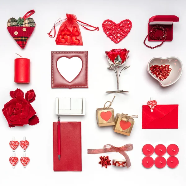 Eleganti accessori, oggetti decorativi e giocattoli in miniatura di colore rosso su sfondo bianco. Fotoframe vuoto, data del calendario vuota, finzione. San Valentino, amore, romanticismo, concetto di matrimonio. Copia spazio — Foto Stock