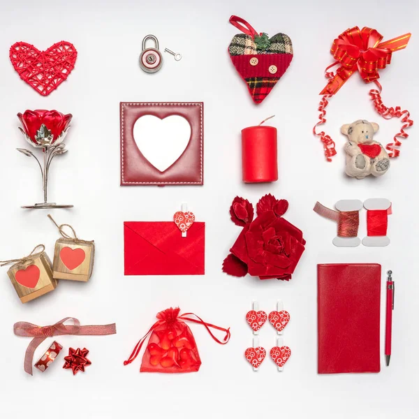 Stilvolle Accessoires, Dekorationsartikel und Miniaturspielzeug in roter Farbe auf weißem Hintergrund. Leerer Fotorahmen, Attrappe auf. Grußkarte zum Valentinstag, Liebes- und Romantikkonzept. Kopierraum — Stockfoto