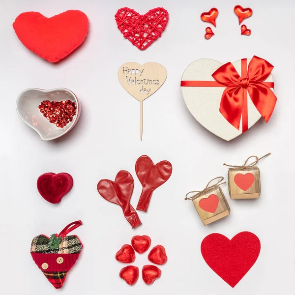 Vari cuori e accessori alla moda a forma di cuore, regali e dolci in colore rosso su sfondo bianco. Cornice vuota, fai finta di niente. Biglietto d'auguri per San Valentino, amore e romanticismo — Foto Stock