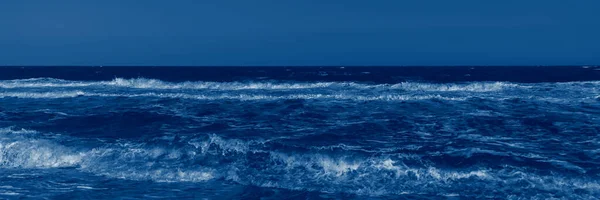 Farbe des Jahres 2020 klassisch blau. Stürmische See und klassisch blauer Himmel an einem sonnigen Sommertag. Schöne natürliche Panorama-Hintergrund mit Platz für Text. Modisches Pantone-Farbtrendkonzept, Banner — Stockfoto