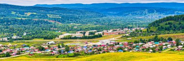 Yaz bulutlu bir günde panoramik manzara ve küçük bir kasaba. Bir sürü renkli evi olan pitoresk şehir manzarası. Sim, Chelyabinsk bölgesi, Rusya. Seyahat günlüğü kavramı