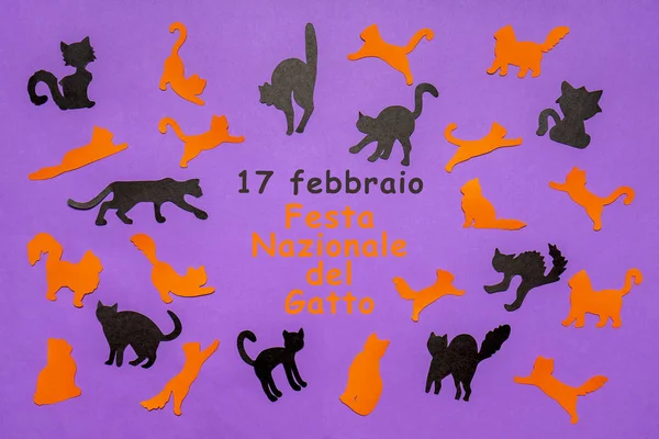 Feliz Día del Gato en Italia. Siluetas de gato divertidas naranjas y negras sobre fondo pastel lila. Disposición festiva para las vacaciones felinas, texto en italiano 17 FEBRERO DÍA NACIONAL DEL CAT. Piso tendido, vista superior — Foto de Stock