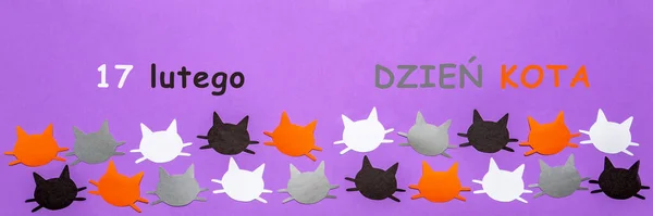 Feliz Día del Gato en Polonia. Caras graciosas de gato negras, naranjas, grises y blancas sobre fondo pastel lila. Disposición festiva para vacaciones felinas, texto en polaco 17 FEBRERO DÍA DEL CAT. Colocación plana, vista superior, pancarta — Foto de Stock