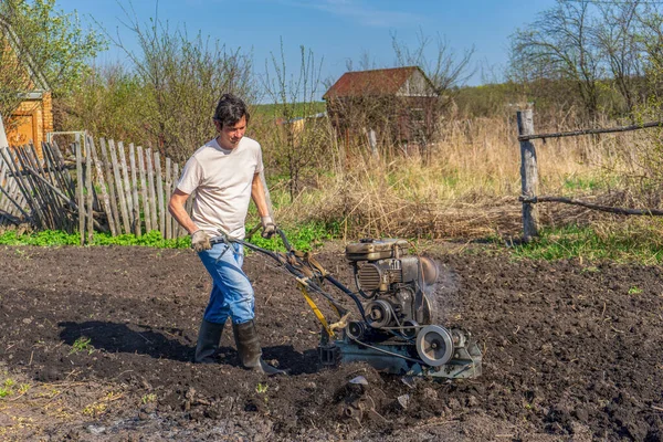 Man Wellingtons Met Cultivator Ploegen Grond Zonnige Dag Boer Ploegen — Stockfoto