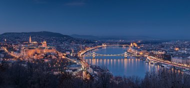 Geceleri Kraliyet Sarayı ve Zincir Köprüsü ile Budapeşte 'de manzara