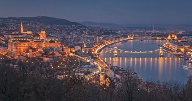 Geceleri Kraliyet Sarayı ve Zincir Köprüsü ile Budapeşte 'de manzara