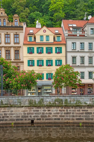 Casas en el casco antiguo de Karlovy Vary —  Fotos de Stock