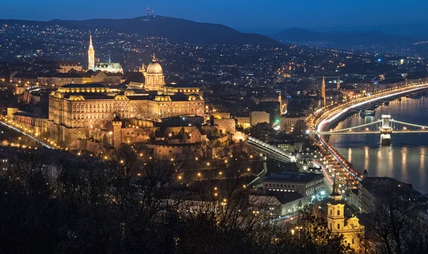 Вид Будапешт Королевским Дворцом Цепным Мостом Ночью — стоковое фото