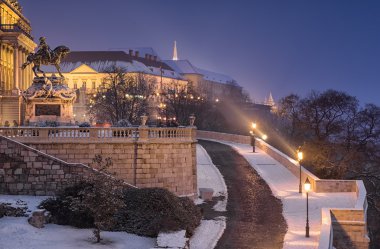 Budapeşte 'de kışın alacakaranlıkta Kraliyet Kalesi