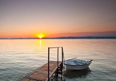 Balaton Gölü üzerinde renkli günbatımı