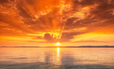 Balaton Gölü üzerinde renkli günbatımı
