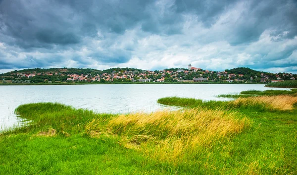 Tihany Vnitřní Jezero Bouřlivou Oblohou — Stock fotografie