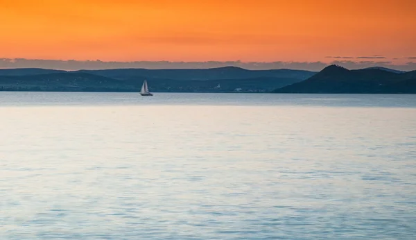 Colorido Atardecer Sobre Lago Balaton —  Fotos de Stock