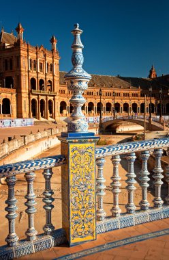 Plaza de Espana 'nın fayanslı duvarları. Sevilla. İspanya