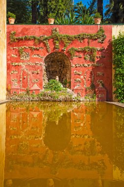 Granada, İspanya - 16 Haziran 2010: The famous Alhambra, Granada, İspanya 16 Haziran 2010. Granada 'da bulunan bir saray ve kale kompleksi. İlk olarak 889 yılında küçük bir kale olarak inşa edildi..