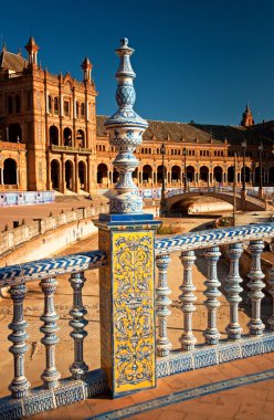 Plaza de Espana 'nın fayanslı duvarları. Sevilla. İspanya