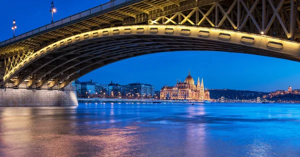 Мост Маргарет Парламентом — стоковое фото