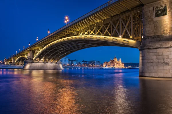議会と有名なマーガレット橋 — ストック写真