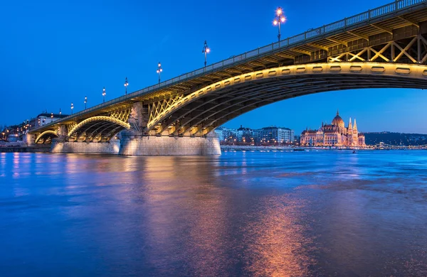 Famoso Ponte Margherita Con Parlamento — Foto Stock