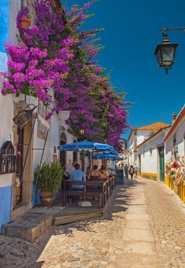 OBIDOS, PORTUGAL - 21 Haziran 2010: 21 Haziran 2010 tarihinde Portekiz 'in eski Obidos kenti. Obidos hala kale duvarları arasında bulunan ve yaz aylarında turistler arasında çok popüler bir ortaçağ kasabasıdır..