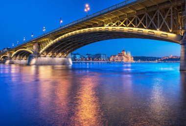 Meclisteki ünlü Margaret Köprüsü