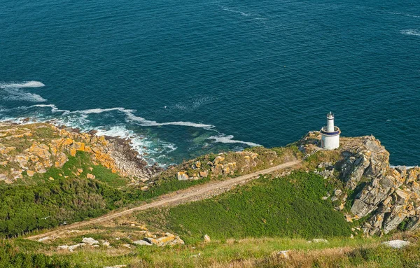 Mooi uitzicht over de oceaan met bergen — Stockfoto